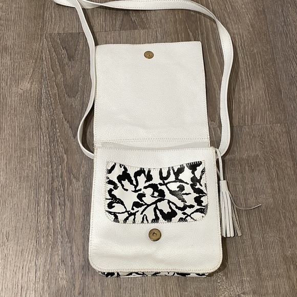 Black and White Purse - Picture 4 of 8
